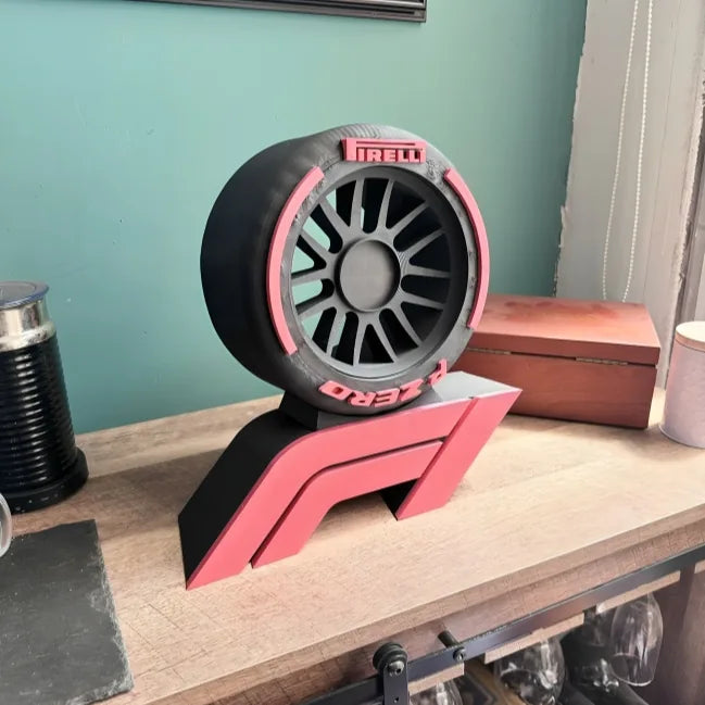 Neumático Decorativo F1 Pirelli + Base impreso en 3D Chile - Figura decorativa personalizada impresa en 3D